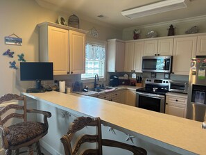 Kylskåp, mikrovågsugn, ugn och spishäll