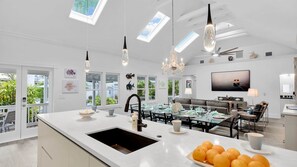 Dining - **HOUSE OF THE ROYAL PALMS @ OLD TOWN** Estate Near Duval + LAST KEY SERVICES... (Key West)