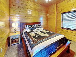 4 bedrooms, iron/ironing board, internet, bed sheets