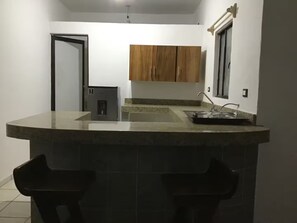Refrigerador, microondas, parrilla de estufa y cafetera y tetera
