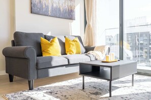 TV - StayShort - 1 Bedroom and a Marvelous Flat in Azizi Riviera 26 (Dubai)