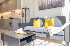 TV - StayShort - 1 Bedroom and a Marvelous Flat in Azizi Riviera 26 (Dubai)