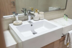 Regadera, jabón, shampoo 