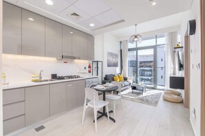 Réfrigérateur, micro-ondes, plaque de cuisson, grille-pain