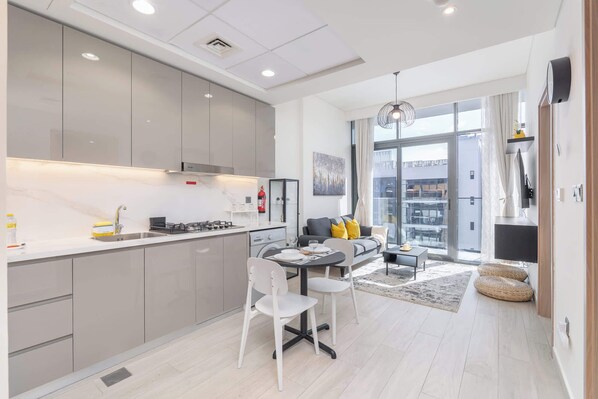 Fridge, microwave, stovetop, toaster - Free housekeeping visits during your stay - StayShort - 1 Bedroom and a Marvelous Flat in Azizi Riviera 26 (Dubai)