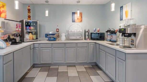 A kitchen area with a coffee machine, a microwave, and a refrigerator. - We in Heart DownTown of Columbus and Fort Moore (Columbus)