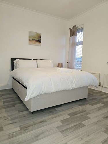 Deluxe King Room. It is located in Moston, 7 km from Etihad Stadium.