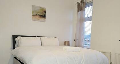 Deluxe King Room. It is located in Moston, 7 km from Etihad Stadium.