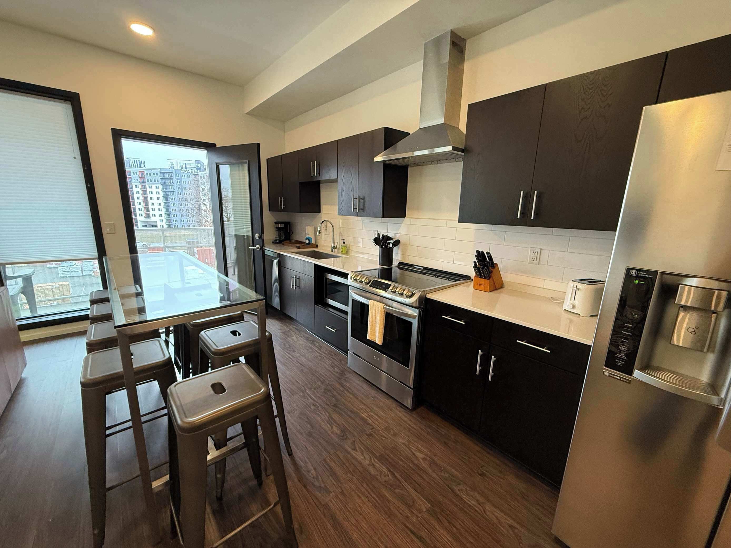 Kühlschrank, Mikrowelle, Ofen, Herdplatte