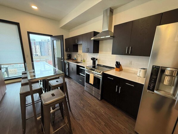 Réfrigérateur, micro-ondes, four, plaque de cuisson