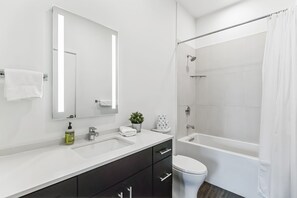 Dusche, Haartrockner, Handtücher, Shampoo