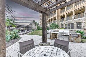 Outdoor dining - 3 BDR Condo in Horseshoe Bay, Prime Location! (Horseshoe Bay)