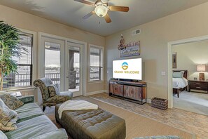 3 bedrooms, iron/ironing board, WiFi, bed sheets - 3 BDR Condo in Horseshoe Bay, Prime Location! (Horseshoe Bay)