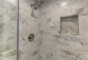 Douche, sèche-cheveux, serviettes fournies, shampoing