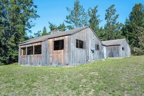 Exterior - Serene 3 BDRM with Hot Tub & EV Charger (Sea Ranch)