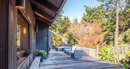 Serene 3 BDRM with Hot Tub & EV Charger