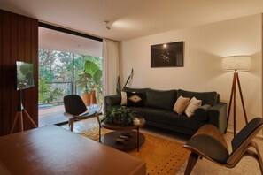 TV, offices - 21 Stylish Oaxaca Apartment with Balcony & AC (Oaxaca de Juárez)