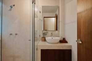 Dusche, Haartrockner, Handtücher