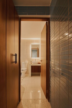 Een douche, een haardroger, handdoeken