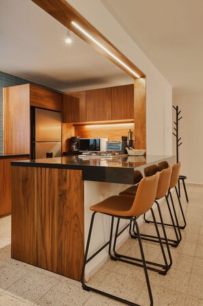 Kühlschrank, Mikrowelle, Herdplatte, Wasserkocher mit Kaffee-/Teezubehör