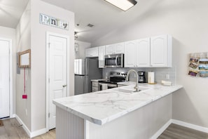 Coffee/tea maker, fridge, microwave, oven - Calm Waters Condo – Sleeps 4 (Branson)