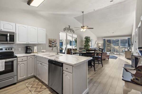 Réfrigérateur, four à micro-ondes, un four, surface de cuisson