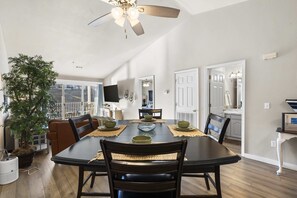Dining - Calm Waters Condo – Sleeps 4 (Branson)