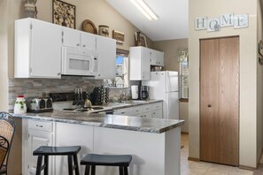 Refrigerador, microondas, horno, placa de cocina