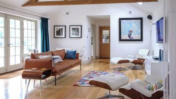 Smart-TV, DVD-Player, Bücher, Musikbibliothek