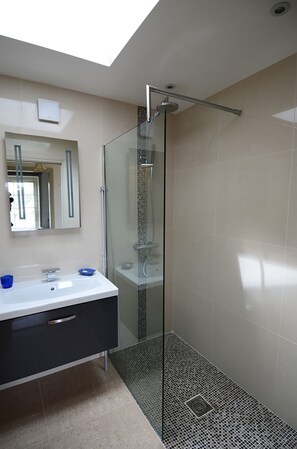 Shower, hair dryer, bidet, towels - Contemporary & sleek self-catering space, with secure off-street parking. (Nyetimber)