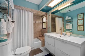 A bathroom with a bathtub, toilet, and sink. - Heated Pool ,Mini Golf, Game Room, Near Beaches (Bradenton)