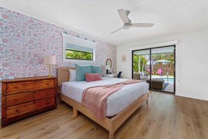 3 soverom, skrivebord, strykejern/-brett og reiseseng for barn