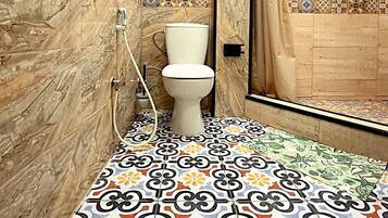 Douche, serviettes fournies, savon, shampoing