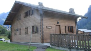 Exterior - Chalet in La Béchigne with Valley Views (Châtel)