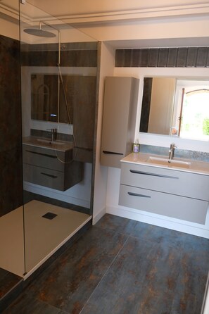 Ducha, secador de pelo, toallas y jabón