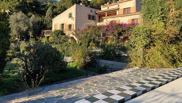 A hillside villa with a stone pathway leading to the entrance. - Detached south-facing studio with swimming pool, property overlooking Toulon harbour  (Toulon)
