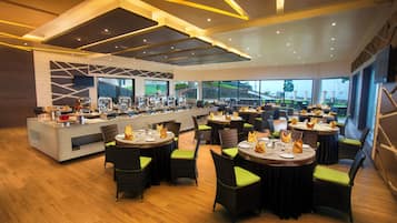 Serveert ontbijt, lunch, diner, Indische gerechten, tuinzicht