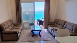 Triple Room, Sea View | Living area - amwaj hotel (Mirbat)