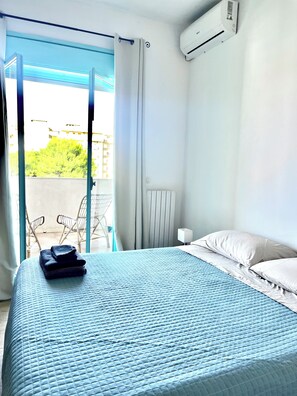 1 slaapkamer, een strijkplank/strijkijzer, wifi, beddengoed