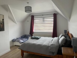 3 bedrooms, iron/ironing board, free WiFi, bed sheets