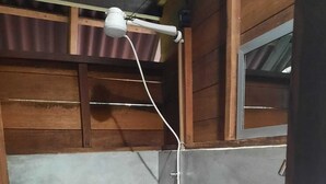 Une petite salle de bain comprenant des toilettes, un lavabo et un miroir.