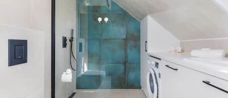 Shower, shampoo