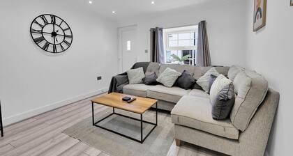 Newly Refurbished 2 Bed Hse Town Centre