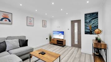 Nhà | Khu phòng khách | Smart TV 47-inch có truyền hình vệ tinh, Netflix, dịch vụ stream