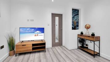 Nhà | Khu phòng khách | Smart TV 47-inch có truyền hình vệ tinh, Netflix, dịch vụ stream