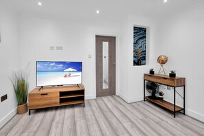 Ferienhaus | Wohnbereich | 47-Zoll-Smart-TV mit Satellitenempfang, Netflix, Streaming-Dienste