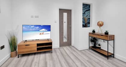 Newly Refurbished 2 Bed Hse Town Centre