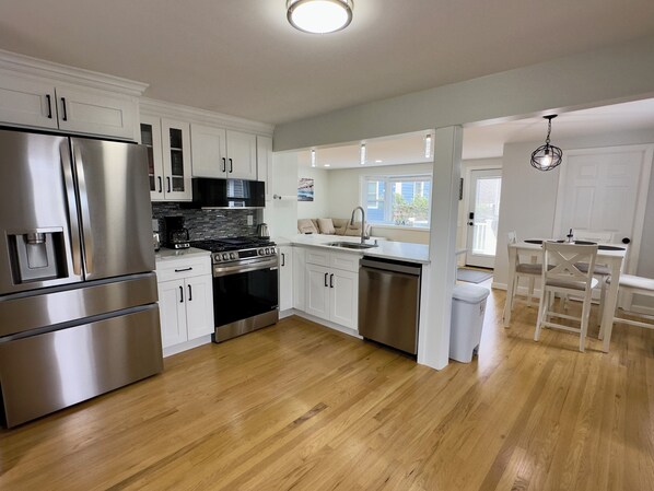 Refrigerador, microondas, horno y parrilla de estufa 