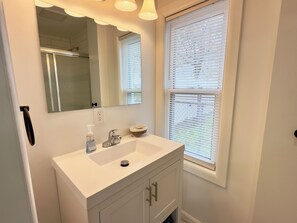 Shower, hair dryer, towels, toilet paper - Charming 3-bedroom house with WiFi, AC in serene Fairfield (Fairfield)