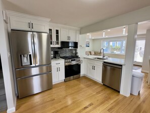 Refrigerador, microondas, horno y parrilla de estufa 